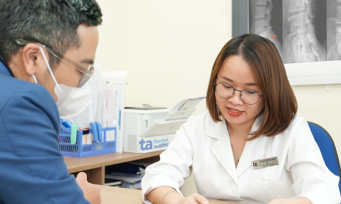 How do spinal bone spurs differ from spinal degeneration?