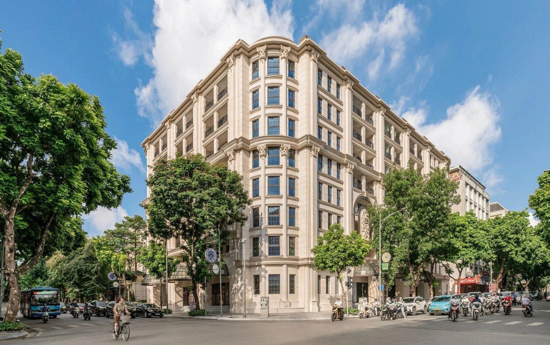 Luxury apartment owner on Hanoi's prime land reports over 15,000 billion VND profit