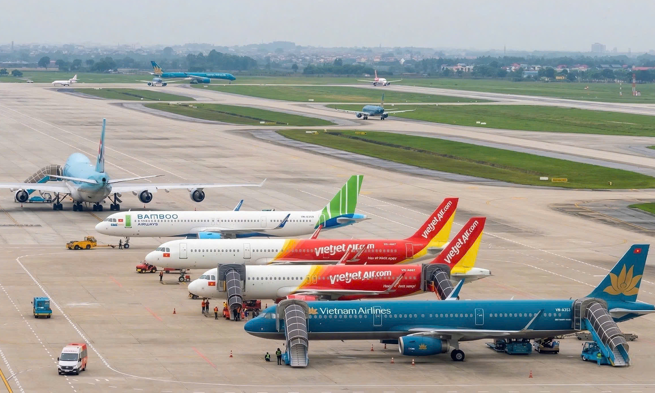 Air and train tickets for 30/4 holiday surge, many routes hit ceiling prices