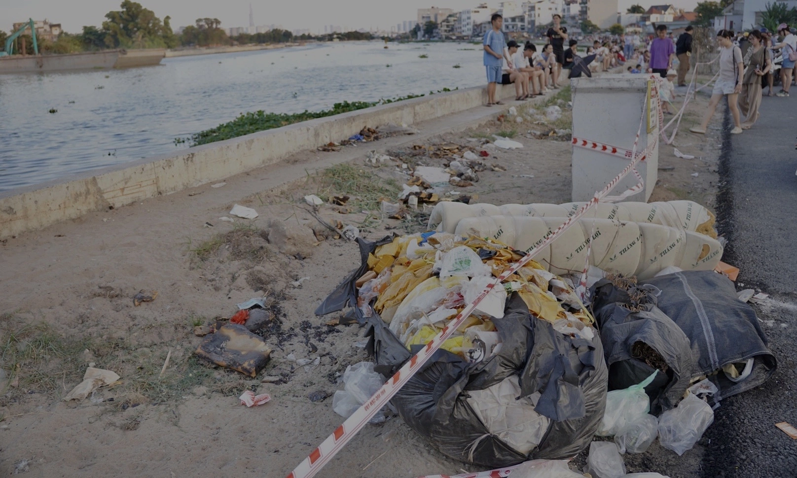 Go Vap's 'beach' marred by visitor litter