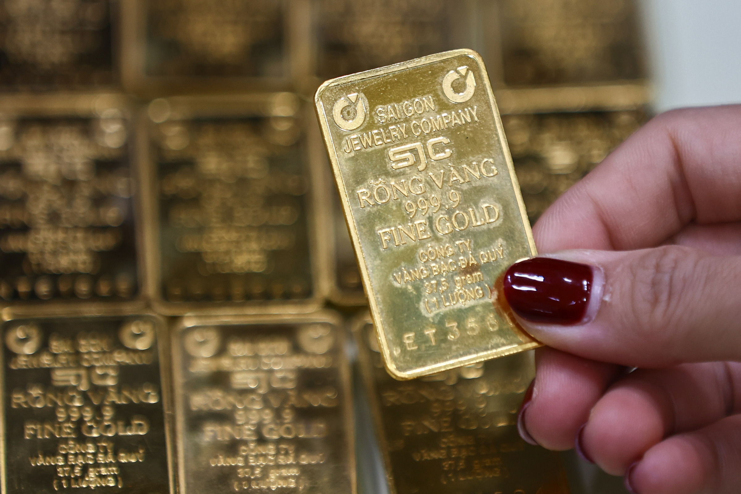 Each tael of gold bar drops over 3 million VND