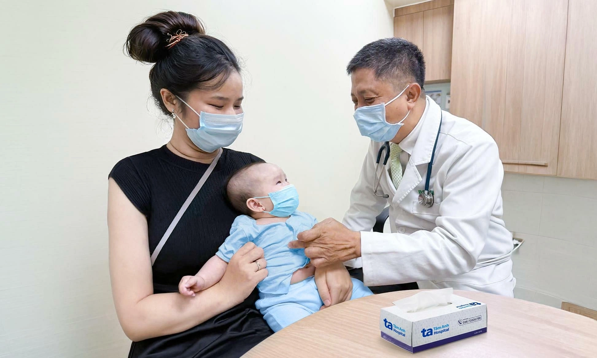 Should alcohol be applied when a child has hives?