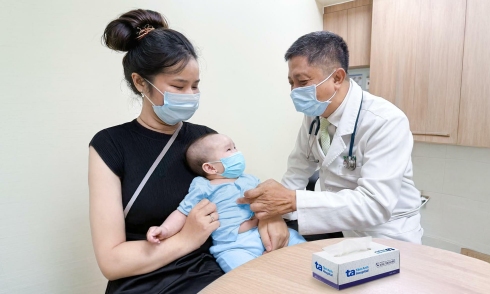 Should alcohol be applied when a child has hives?