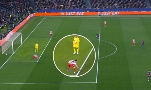 Referee overlooks handball incident by Atletico defender