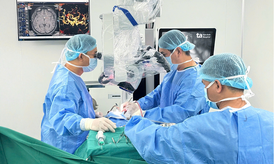 Brain aneurysm clipping saves stroke patient