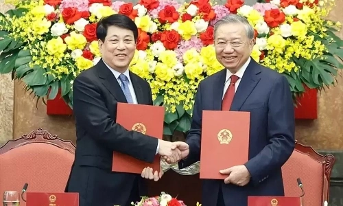 General Secretary To Lam receives handover of state president duties