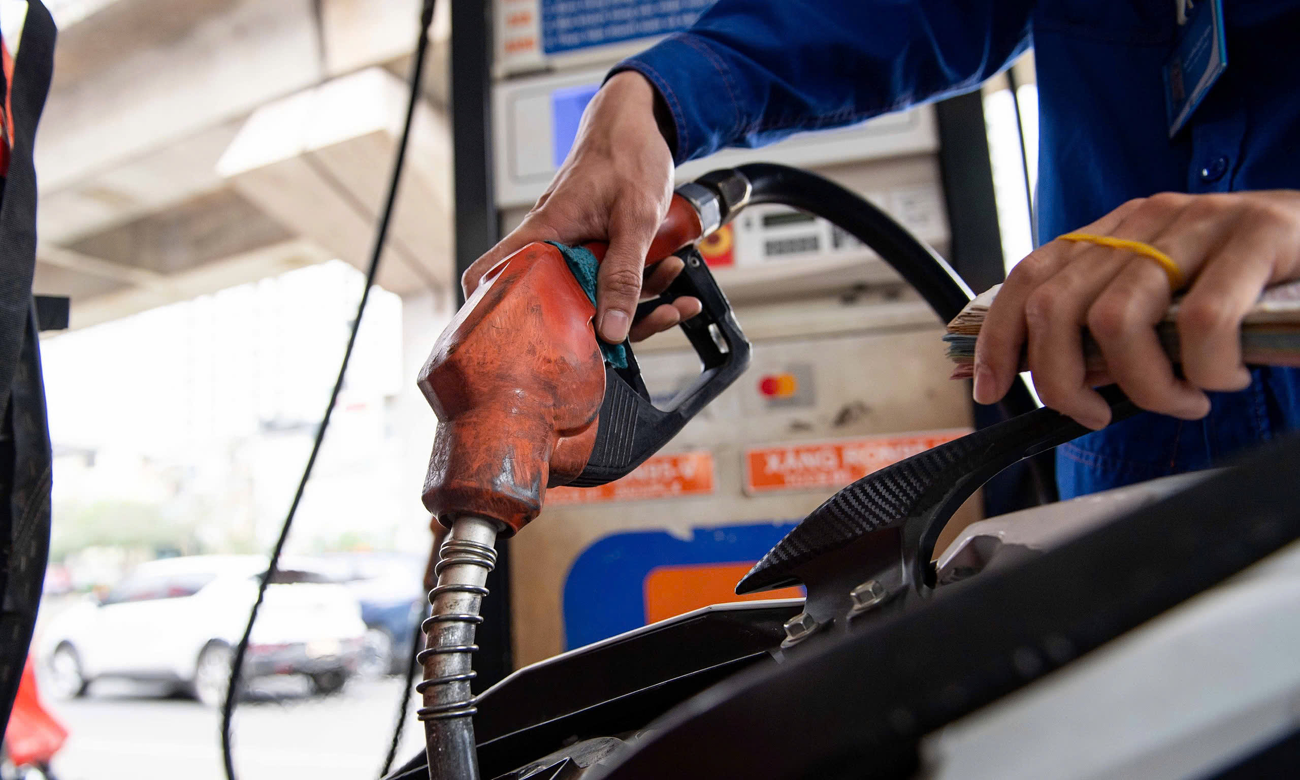 Ministry of industry and trade explains reasons for night-time fuel price adjustments