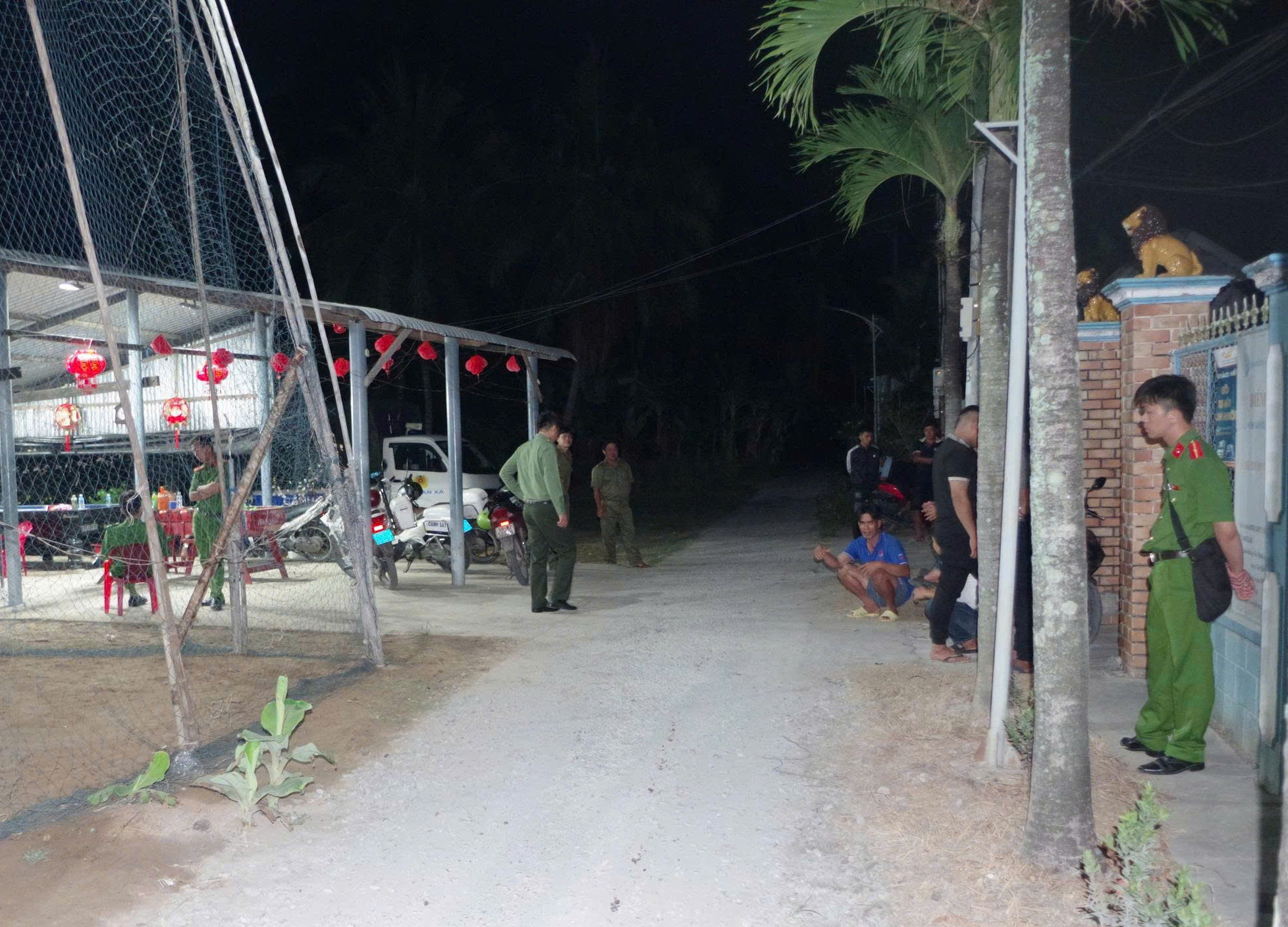 Man kills rival, then barricades himself at home