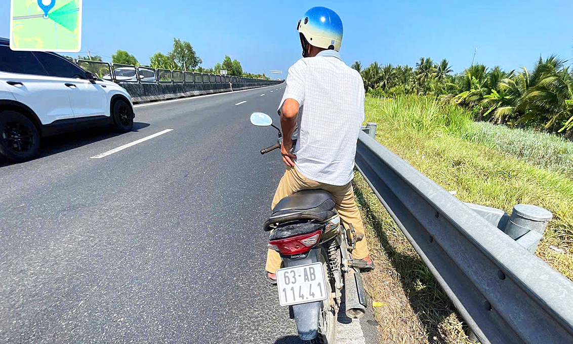 Many motorbikes enter expressway from Ho Chi Minh City to Can Tho