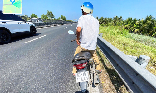 Many motorbikes enter expressway from Ho Chi Minh City to Can Tho