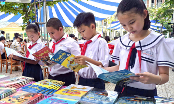 First commune provides free textbooks for students