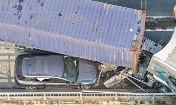 Container truck pins 7-seater car, Ho Chi Minh City gateway jammed for hours