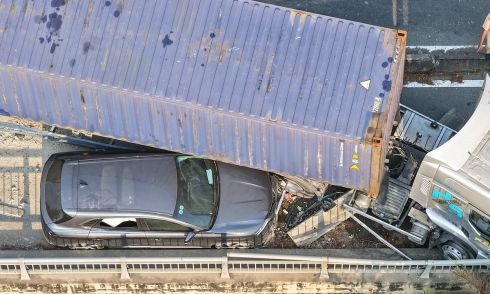 Container truck pins 7-seater car, Ho Chi Minh City gateway jammed for hours