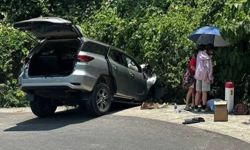 Car crashes into ditch in Hon Ba, 6 people involved