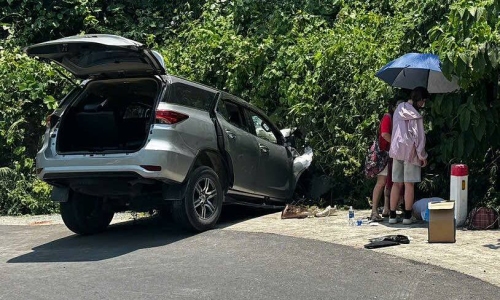 Car crashes into ditch in Hon Ba, 6 people involved