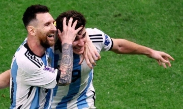 Alvarez learns from Messi in stunning free-kick that defeated Barca