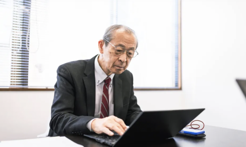 Deciphering the 'window-seat employee' phenomenon in Japanese workplaces