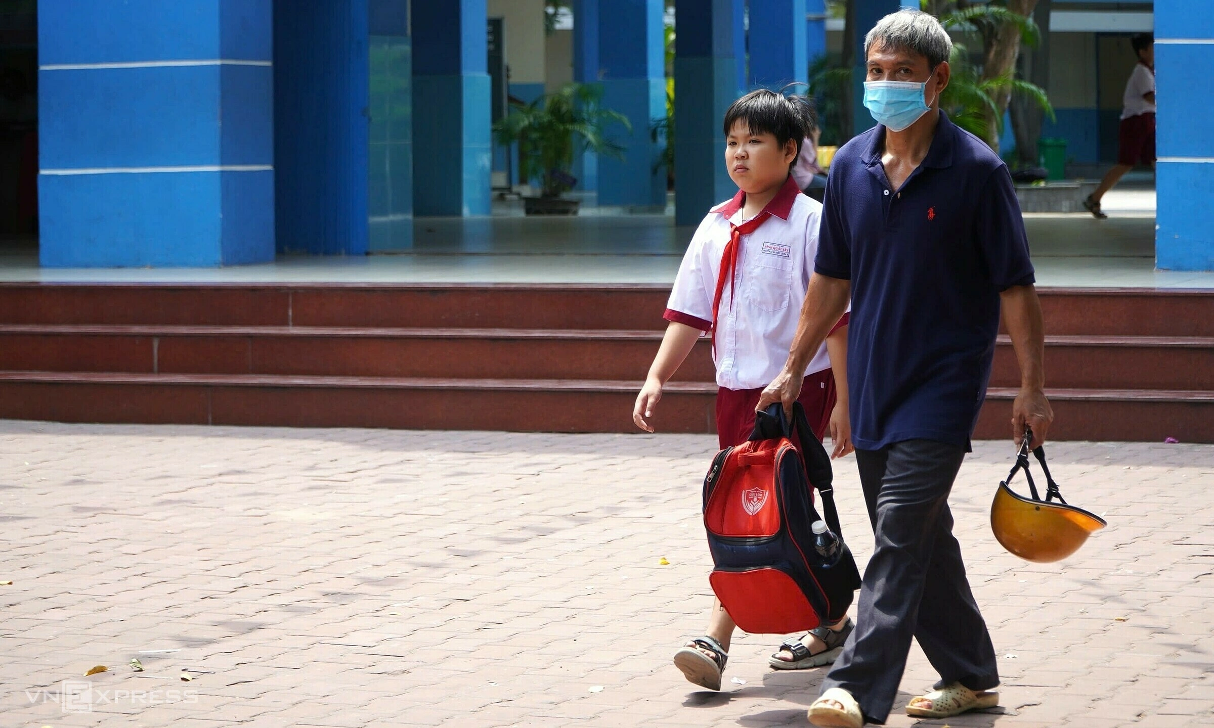 Parents struggle with pick-ups after food poisoning incident at Binh Quoi Tay Primary School