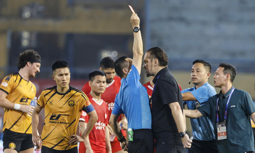 Coach Popov confronts referee in fiery V-League match