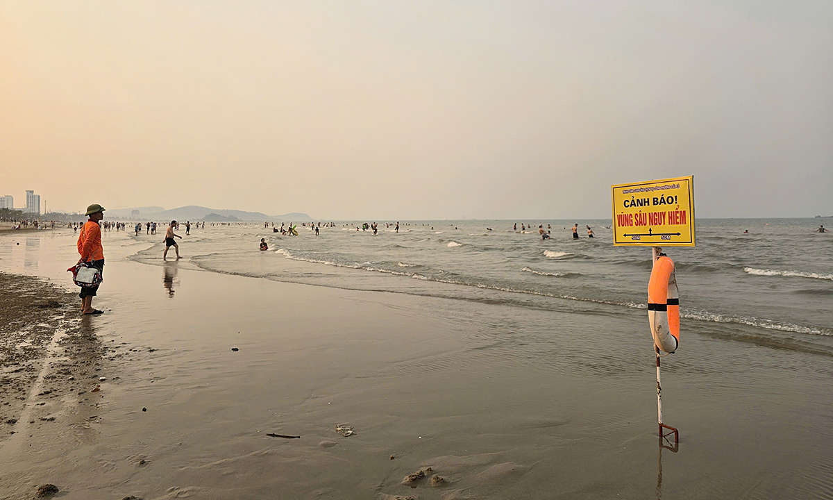 A female student dies saving a friend from drowning at Cua Lo beach