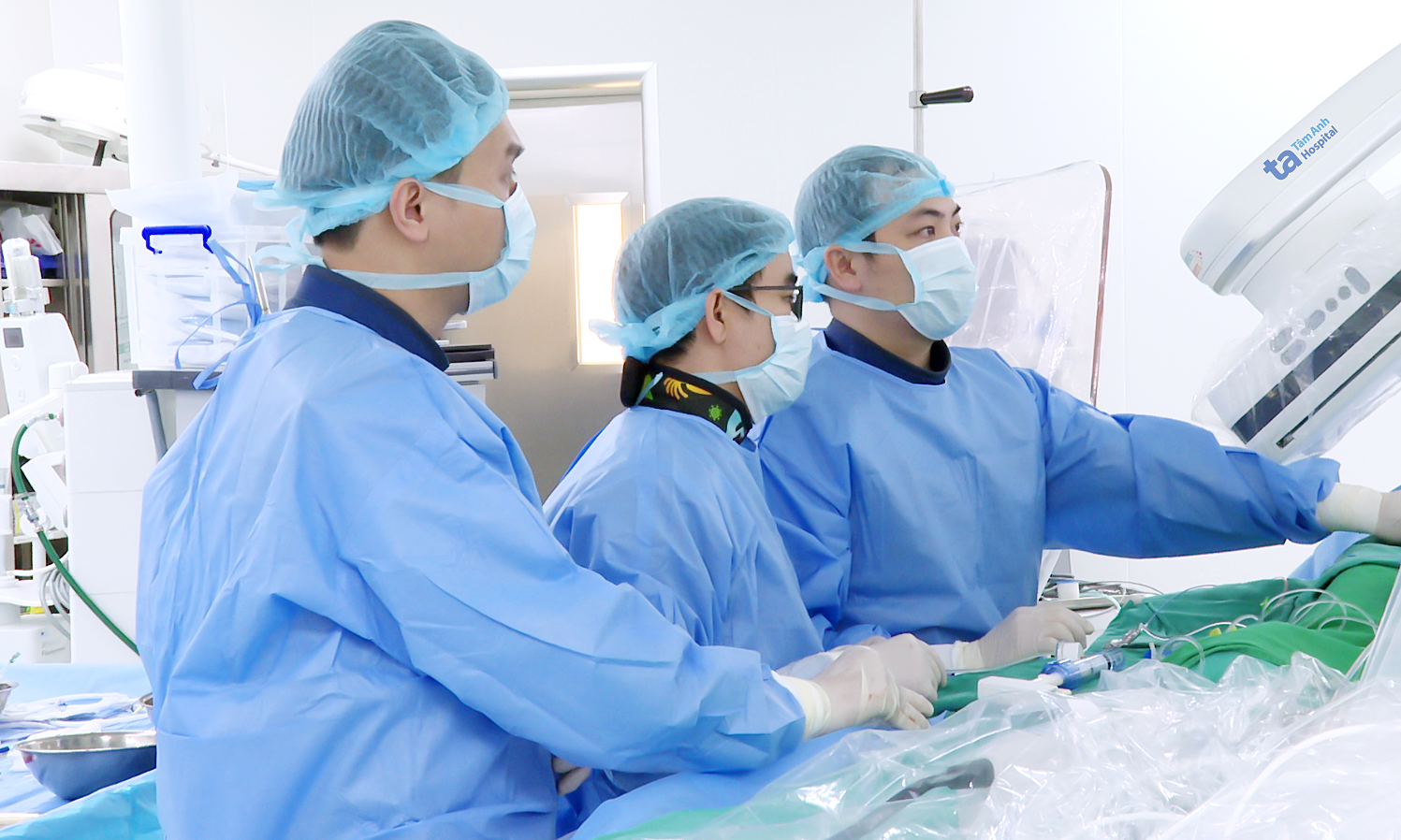 Hypertrophic cardiomyopathy causes chest pain