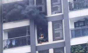 Fire in a 10th-floor apartment of a condominium in Ho Chi Minh City
