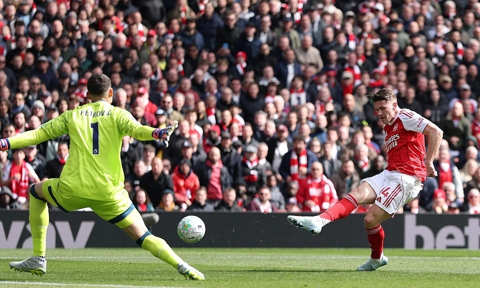 Arsenal striker blames Emirates pitch