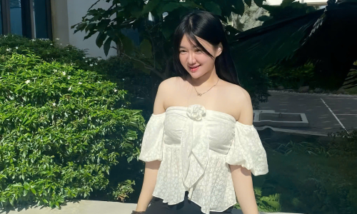 A 117 kg woman transforms after losing half her weight