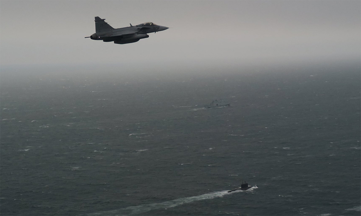 Swedish fighter jet tracks Russian submarine at the Baltic Sea gateway
