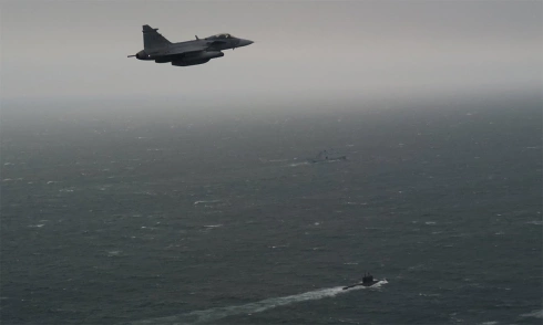 Swedish fighter jet tracks Russian submarine at the Baltic Sea gateway