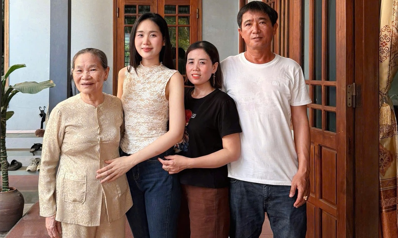 Families welcome Miss World Vietnam runners-up home