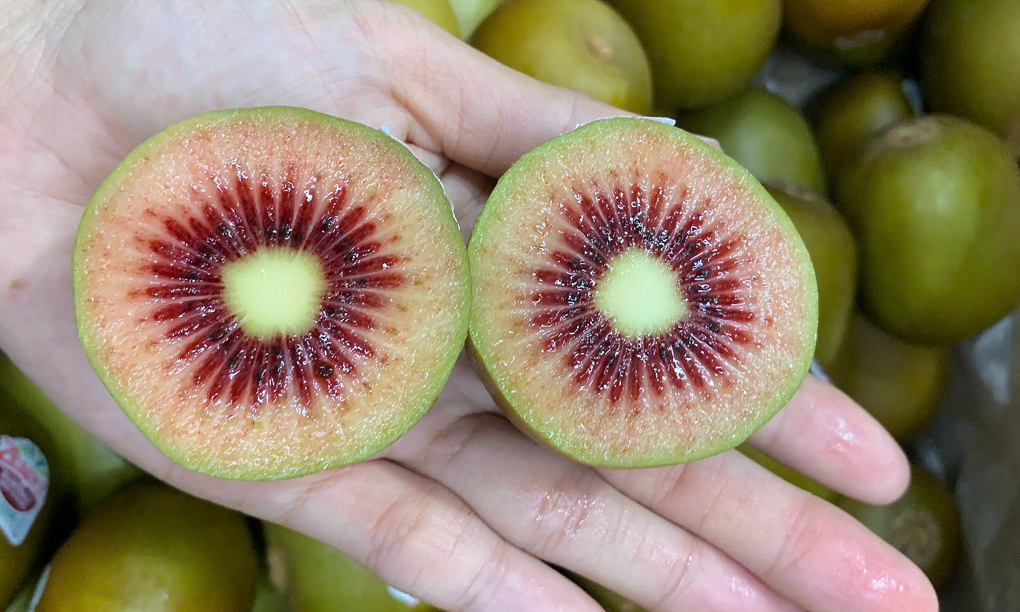 New Zealand red-fleshed kiwi, priced at 350,000 dong per kilogram, still attracts customers