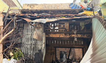 90-year-old man dies in early morning house fire