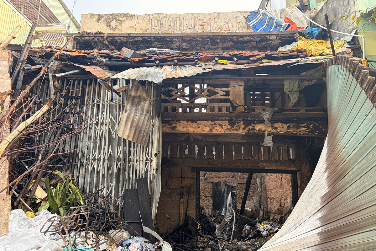 90-year-old man dies in early morning house fire