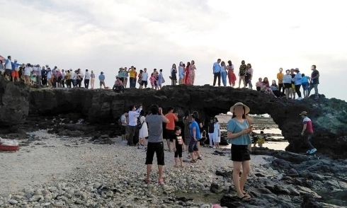 Ly Son bans tourists from climbing To Vo Arch