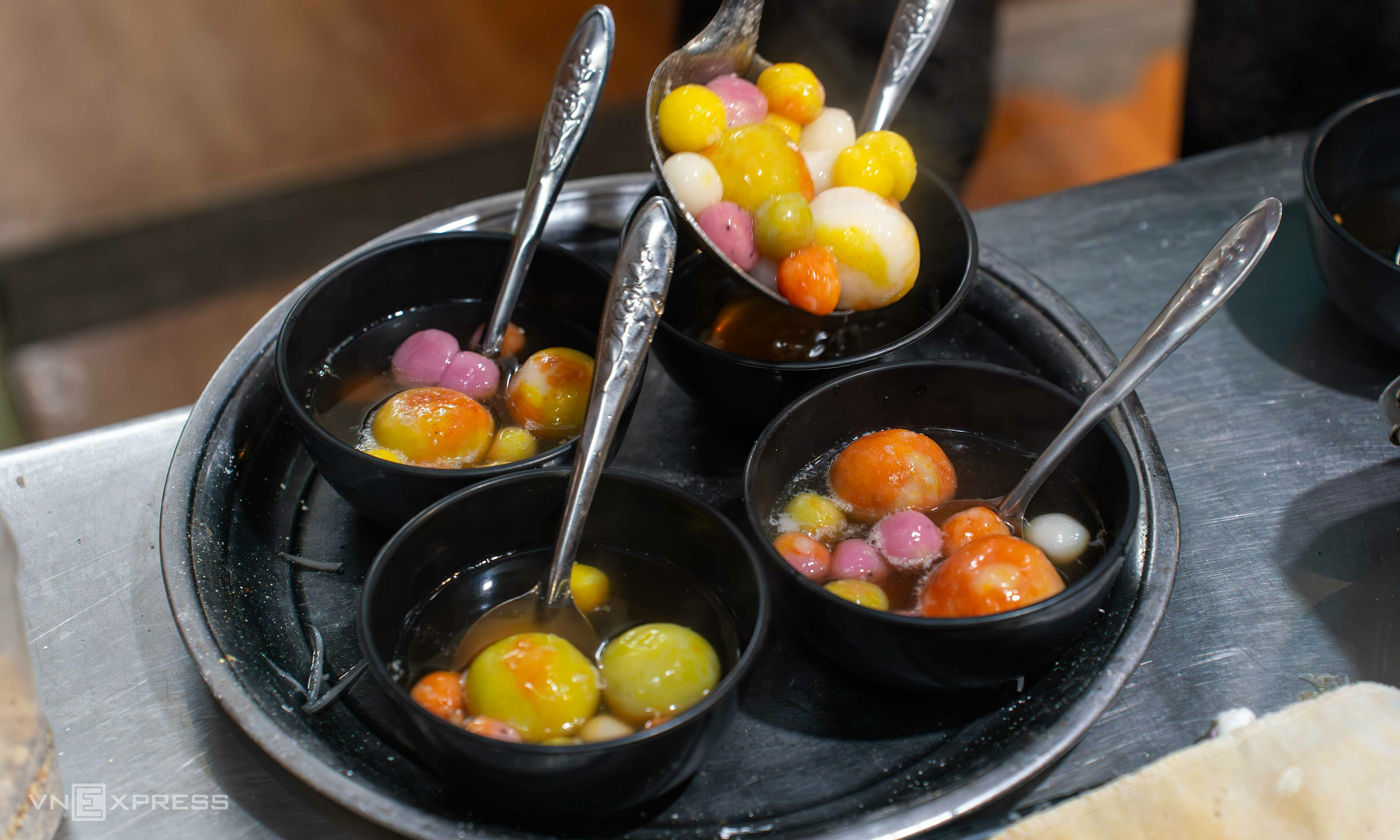 Eating colorful thang den at night in Ha Giang