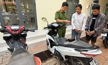 Motorcycle theft suspects resist police with knife, pepper spray