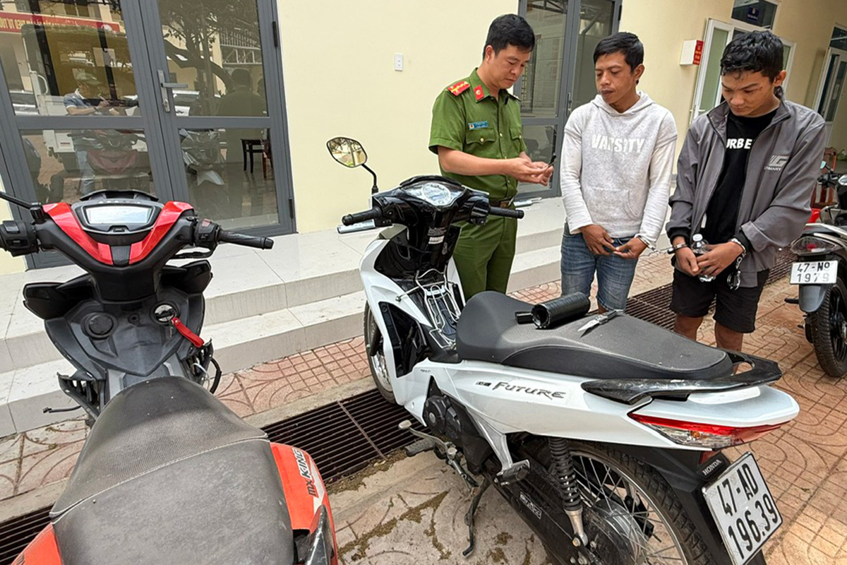 Motorcycle theft suspects resist police with knife, pepper spray