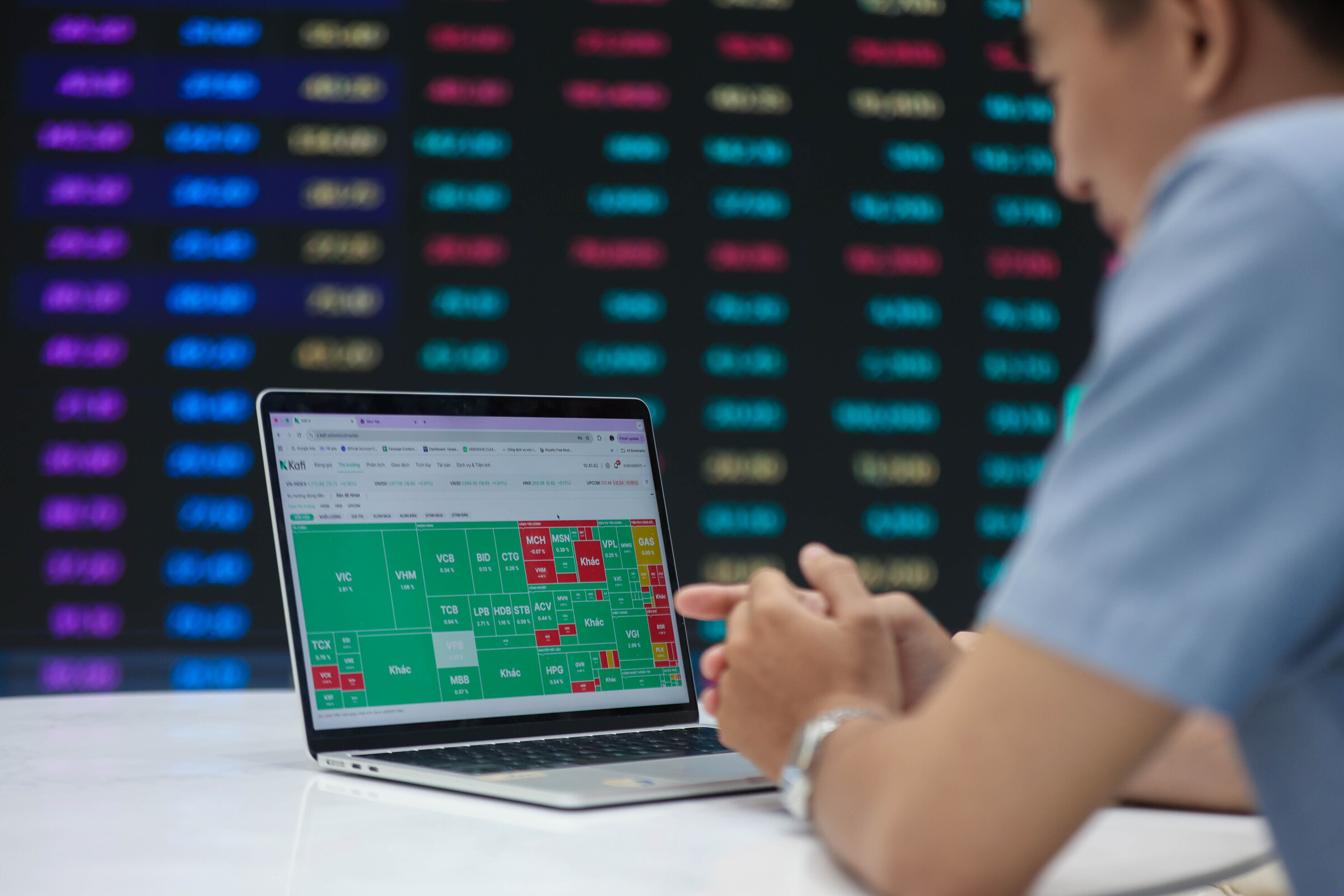 VN-Index climbs to 1,800 points