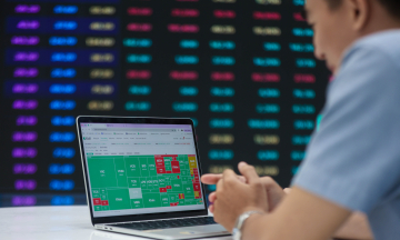 VN-Index climbs to 1,800 points