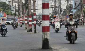 Nearly 200 electricity poles obstruct road connecting TP HCM's largest interchange