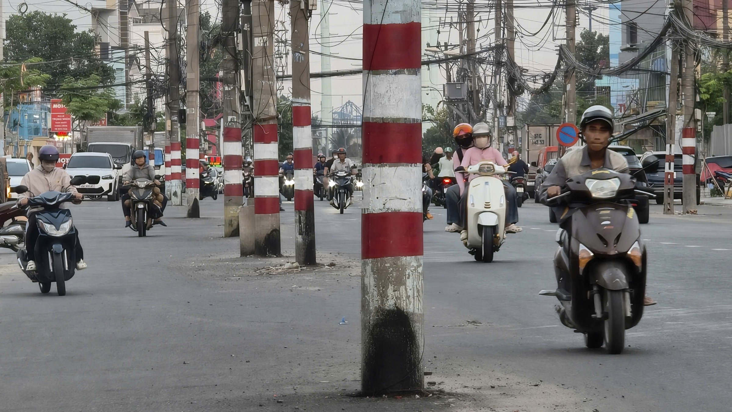 Nearly 200 electricity poles obstruct road connecting TP HCM's largest interchange
