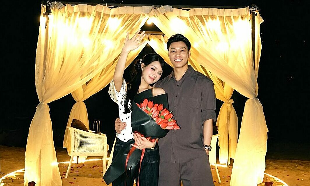 Defender Vu Van Thanh proposes to girlfriend