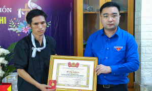 Female student dies saving friend from drowning, awarded "brave youth" badge