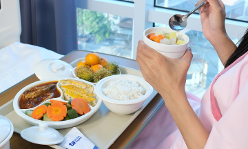 How should pregnant mothers eat when the fetus is small?