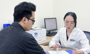 Is swelling in the hands, feet, and eyelids a sign of kidney failure?