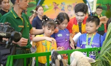 Children explore diverse species at Kun Marathon Hue 2026