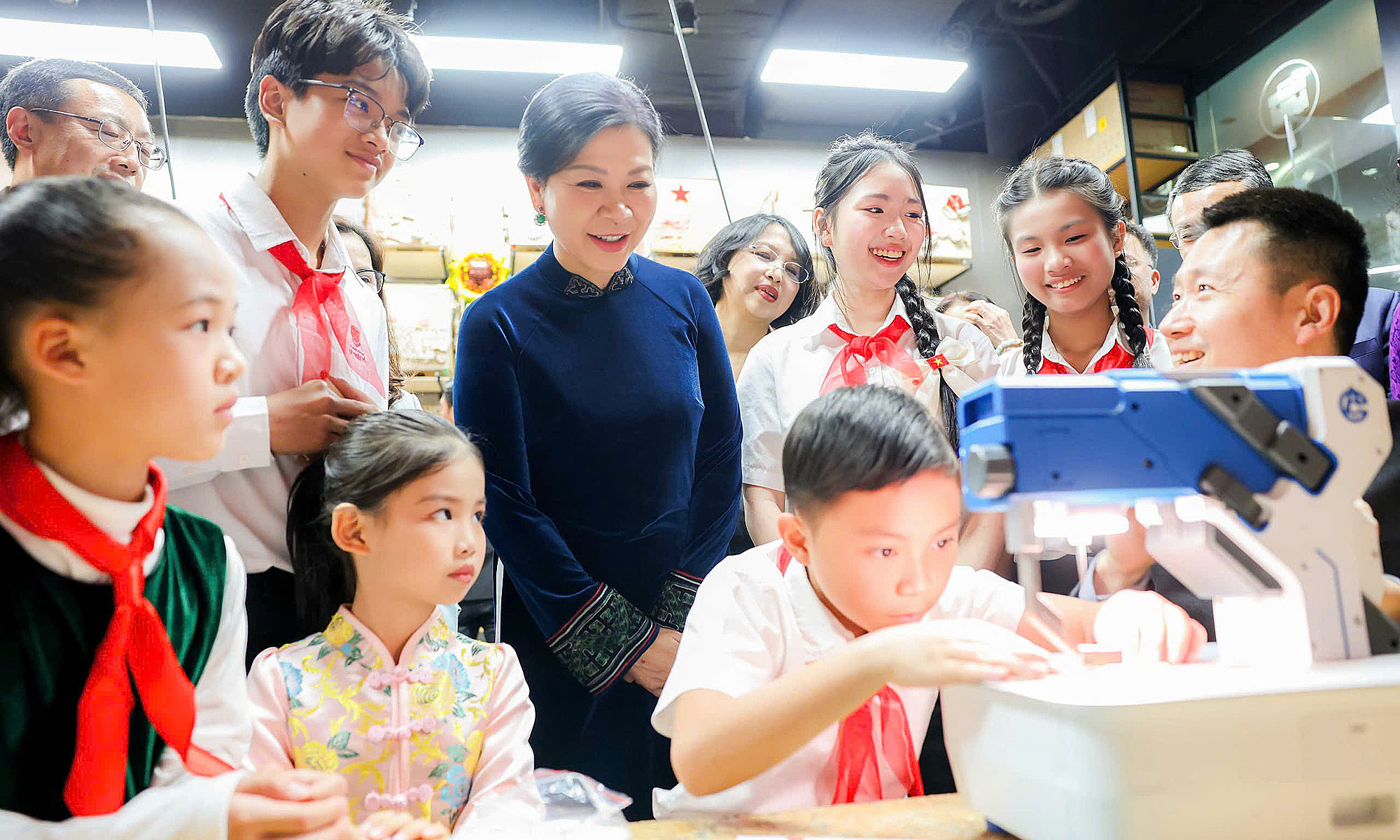 Spouse of general secretary, president visits Soong Ching Ling center