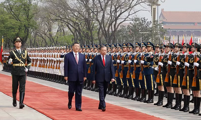 China fires 21-gun salute to welcome general secretary, President To Lam