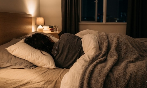 How many hours of sleep does the brain need daily?